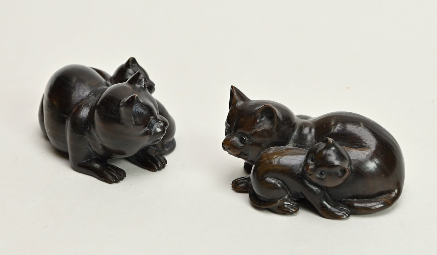 Ironwood Netsuke Mother Cat and Kitten FWH960