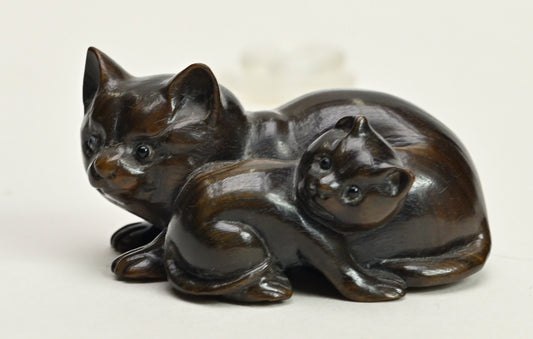 Ironwood Netsuke Mother Cat and Kitten FWH960